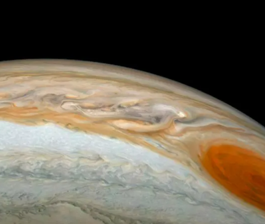 Jupiter .. شاهد اللقاء النادر بين المشتري وبرج خليفة